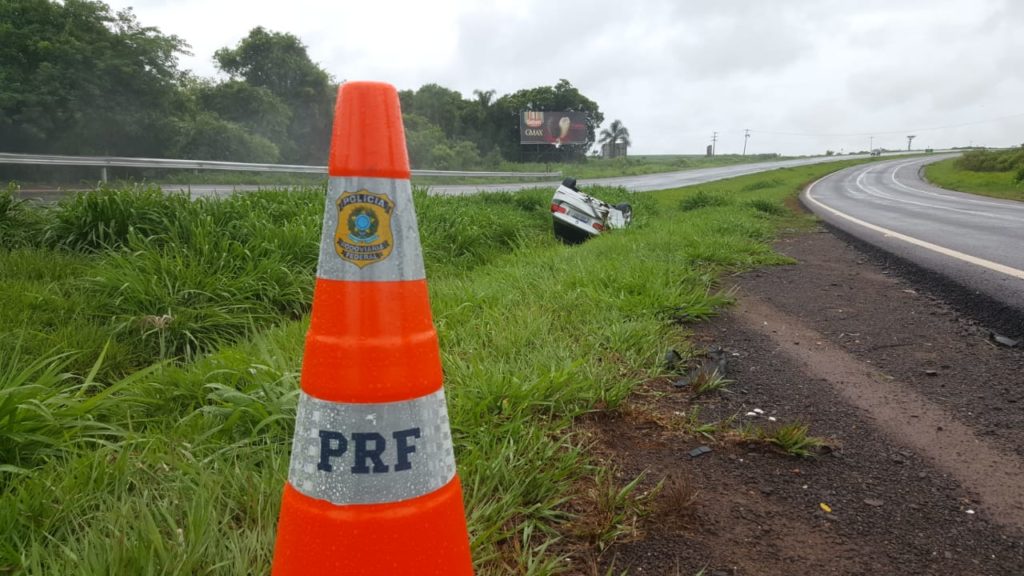 Carro que capotou na BR-467 permanece na canaleta que divide as pistas
