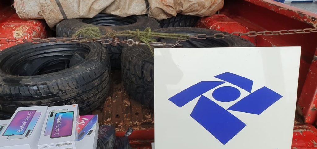 Receita Federal realiza a apreensão de celulares e pneus no Trevo do Guarujá