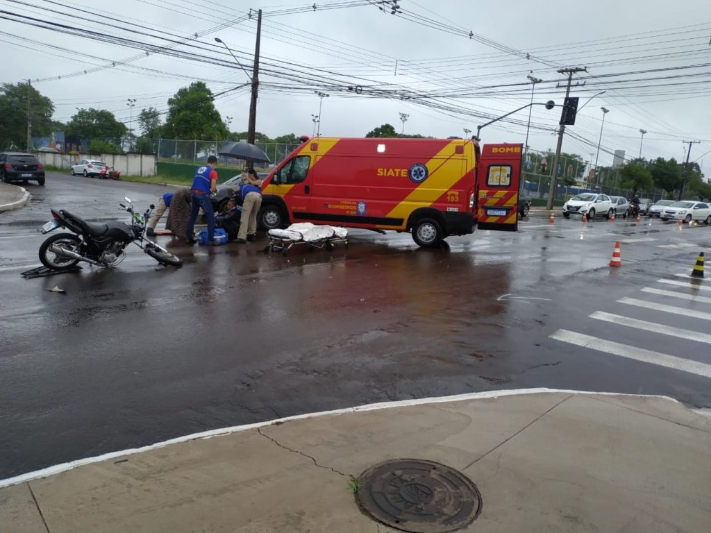Motociclista fica ferido ao se envolver em acidente de trânsito na Rua Barão do Cerro Azul