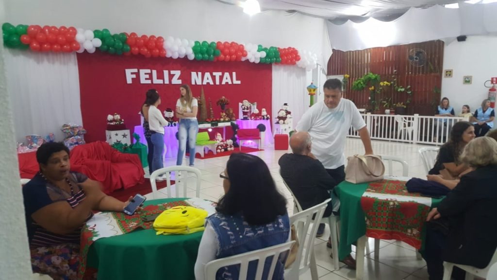 Legião Feminina de Combate ao Câncer e Uopeccan promovem festa de natal para crianças da oncopediatria