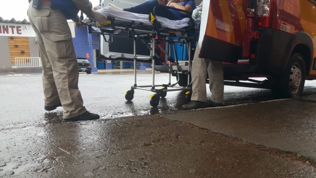 Menina é socorrida pelo Siate no Colégio do Jardim Consolata
