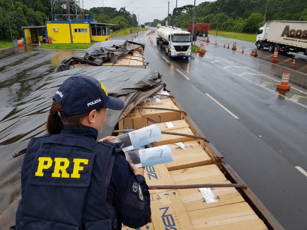 PRF apreende mais de meio milhão de carteiras de cigarro em Guarapuava