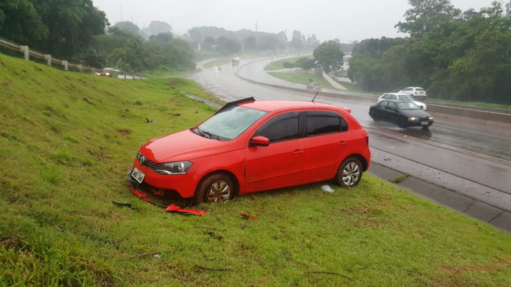 Carro sofre vários danos ao se envolver em acidente na PRc-467