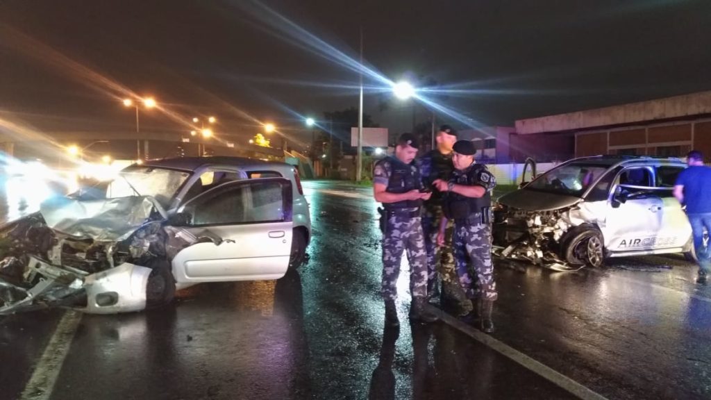 Jovem motorista morre após batida frontal entre carros na Linha Verde