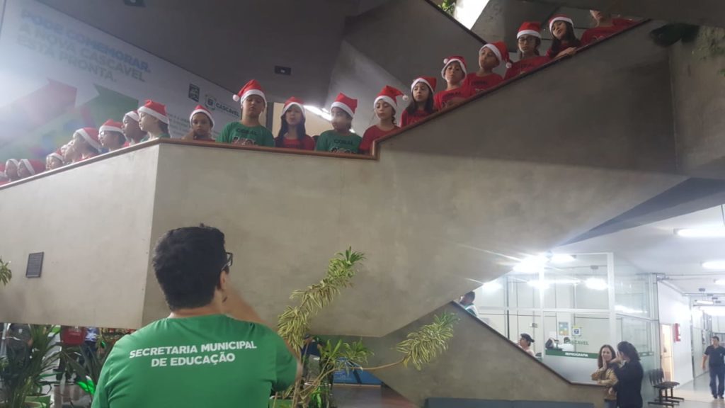Coral Encanta Cascavel se apresenta na prefeitura