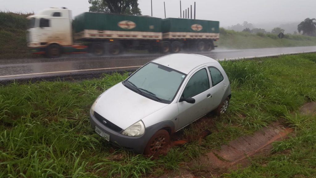 Ford Ka sai da pista e para na canaleta que divide as pistas na BR-467