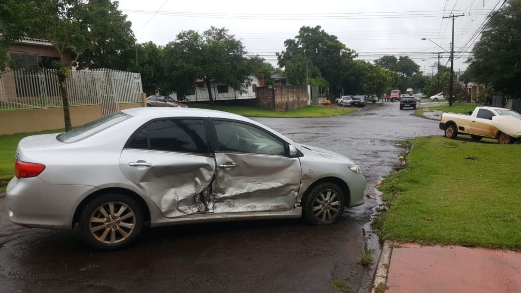 Carro se envolve em duas colisões no Bairro Parque São Paulo