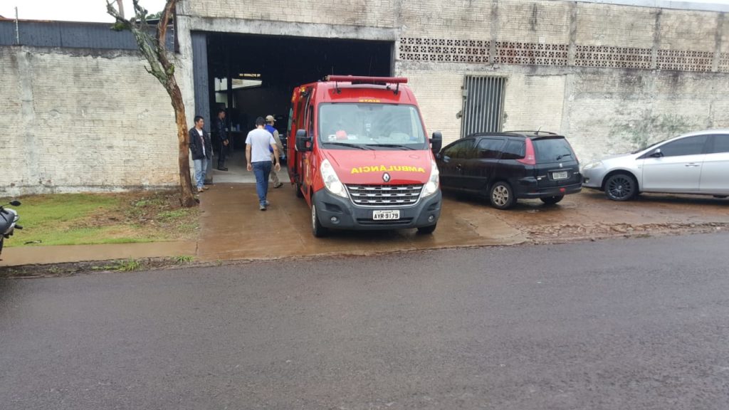 Homem sofre luxação no cotovelo após cair de altura, no Bairro Pioneiros Catarinenses