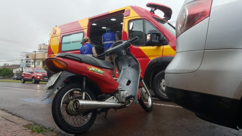 Carro e moto batem na Avenida Brasil, no Coqueiral