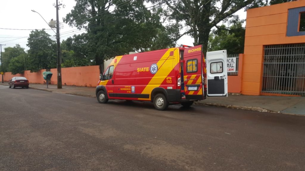 Siate atende criança ferida, no Colégio Estadual do Consolata