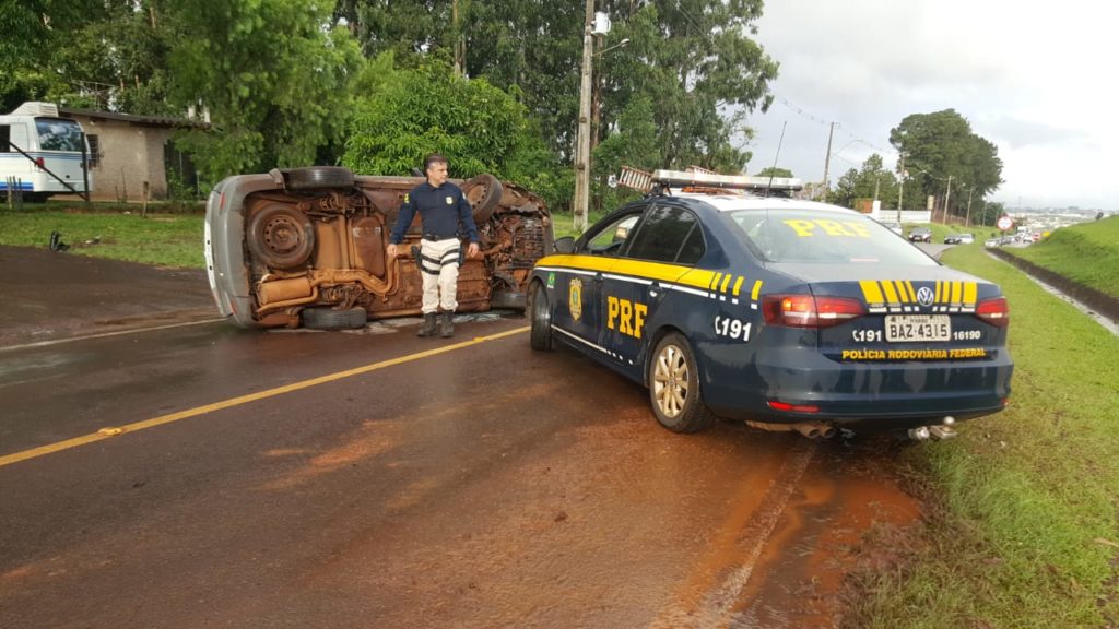 Veículo da Prefeitura tomba e deixa marginal da BR-277 parcialmente interditada; PRF foi mobilizada