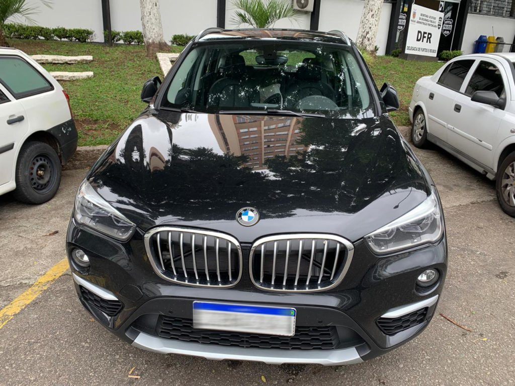 Investigação de roubo leva polícia até suposto traficante; carro de luxo e munições foram apreendidos