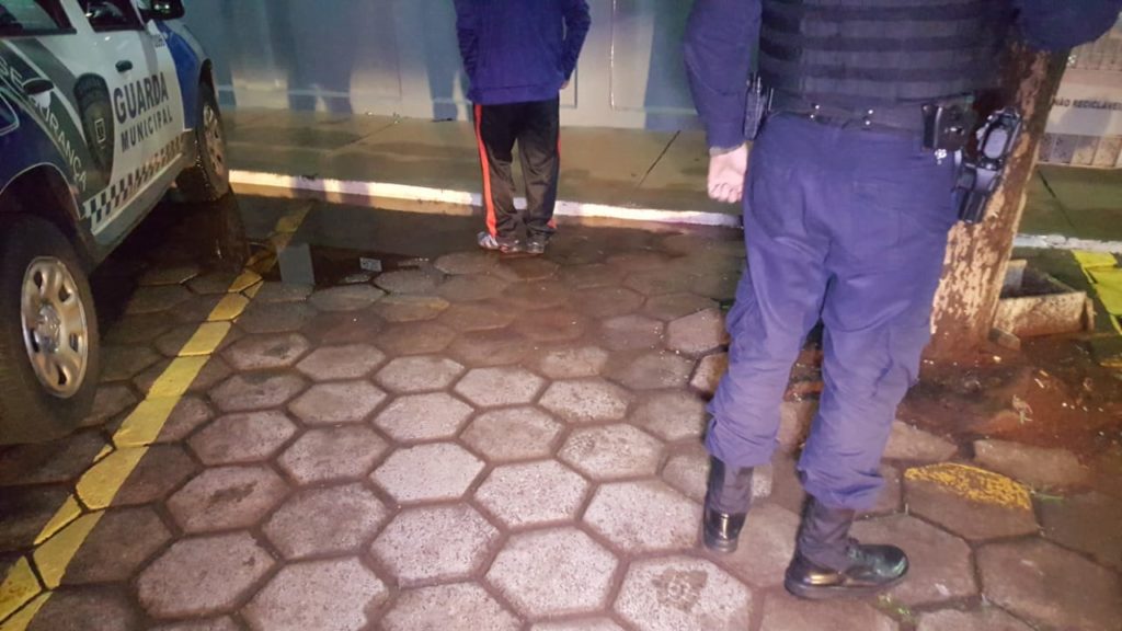 Homem é detido pela Guarda Municipal após furtar grama no Ecopark Oeste, em Cascavel