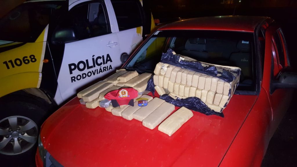 PRE apreende carro com 45 quilos de maconha na PR-180, em Cascavel