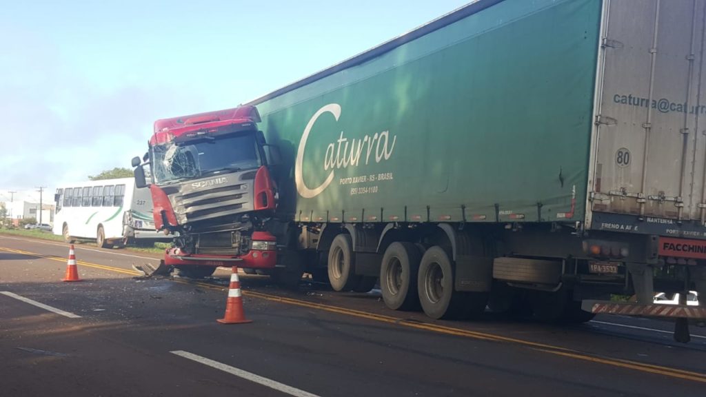 Ônibus com 46 trabalhadores se envolve em acidente com carreta na BR-369, em Cascavel