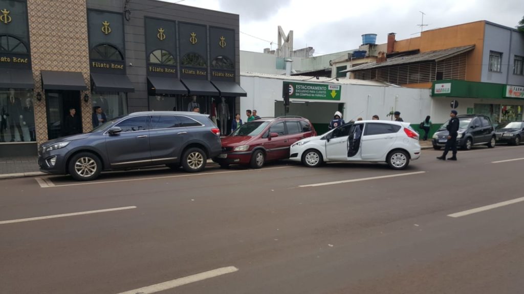 Três veículos se envolvem em acidente no centro de Cascavel