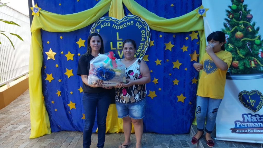 LBV entrega cestas de alimentos a famílias carentes
