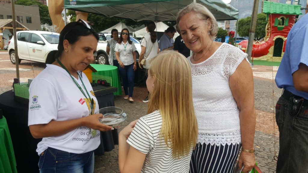 Dengue: População recebe orientação na Avenida Brasil