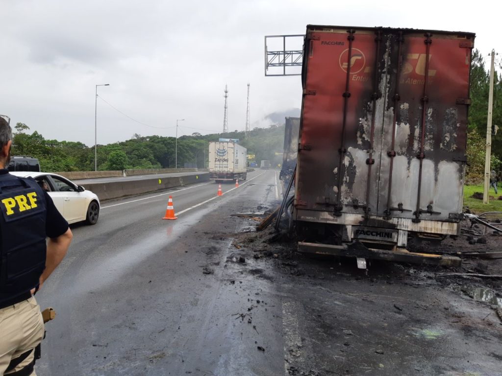 Incêndio em caminhão interdita BR-376 e provoca fila de mais de 12 quilômetros