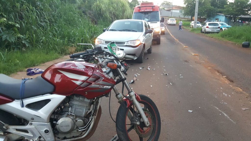 Forte batida de trânsito na Rua Tupinambás deixa dois ocupantes de moto feridos