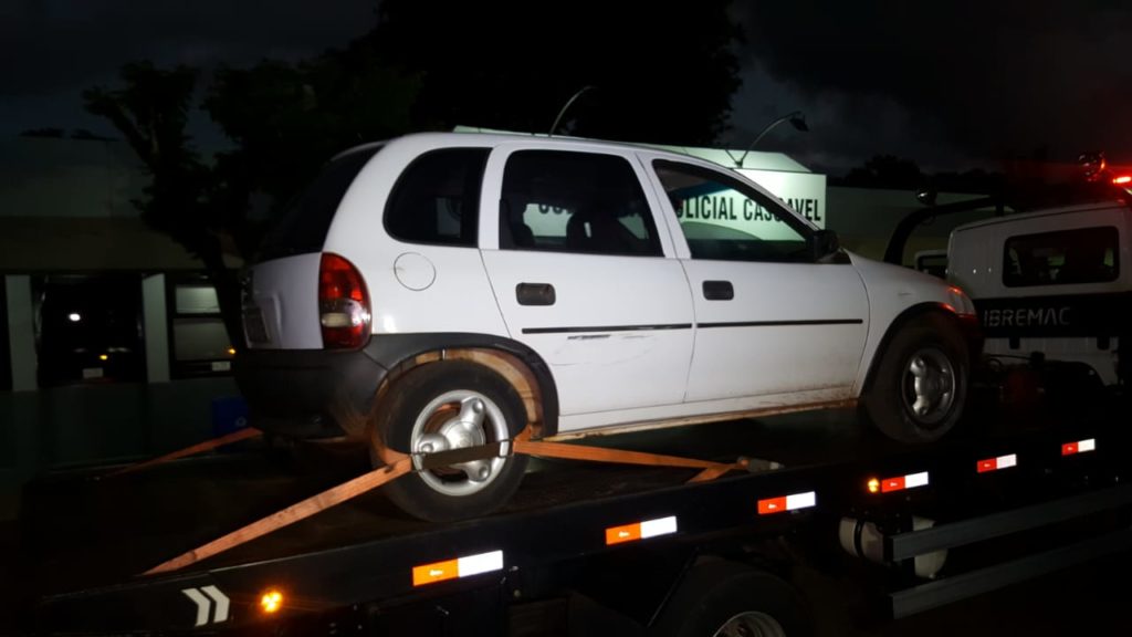Jovens detidos com Corsa furtado são encaminhados à Delegacia