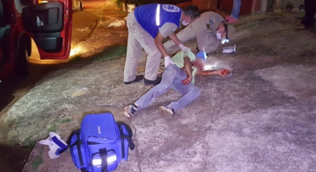 Homem é agredido a marretadas pela esposa no Bairro Periolo