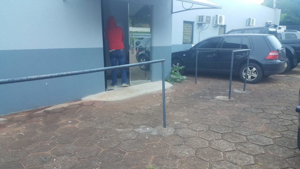 Homem é conduzido para a delegacia de Polícia Civil