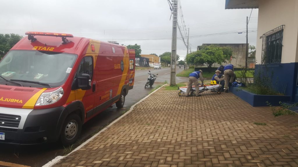 Motociclista tem suspeita de fratura em punho após colisão contra carro no Claudete