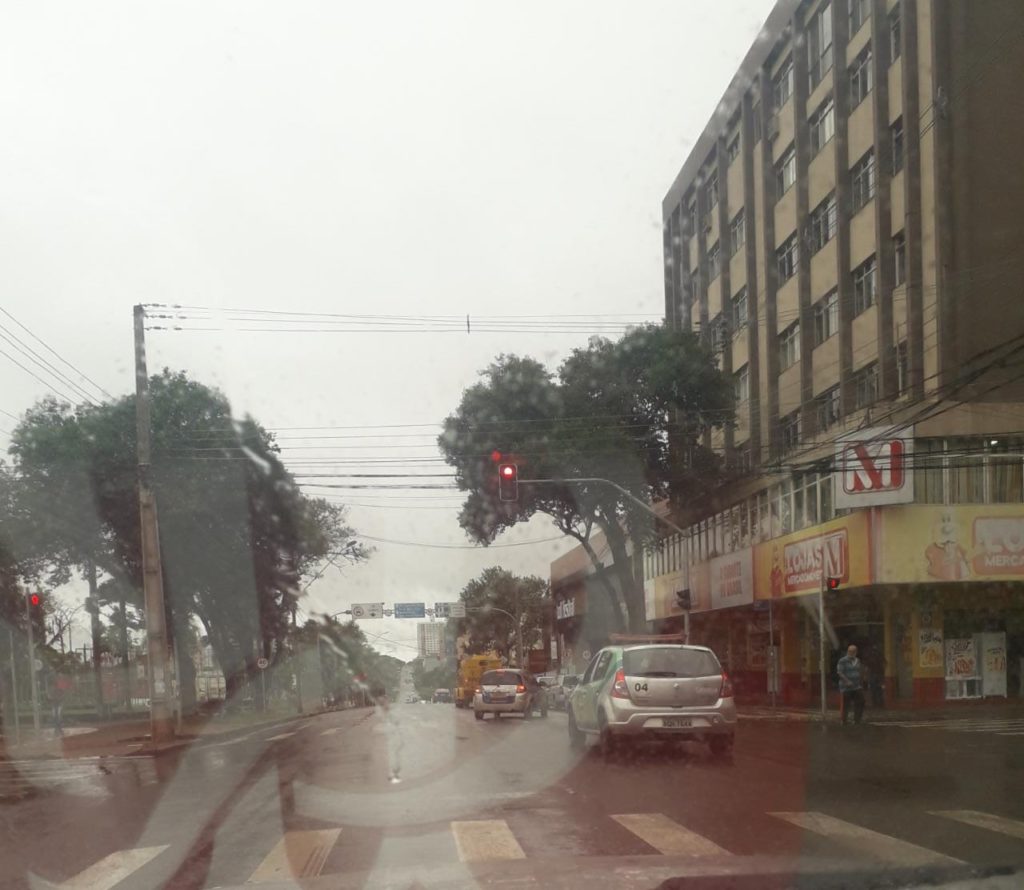 O que justifica viatura da Cettrans parar em cima da faixa de pedestre e furar sinal?