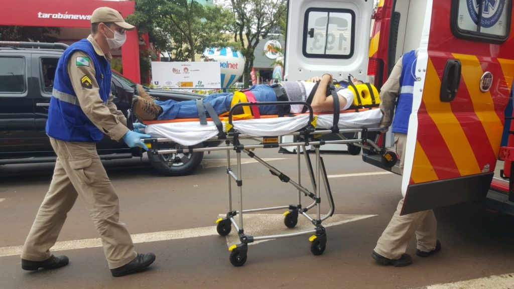 Homem é socorrido após cair de escada em loja no Centro