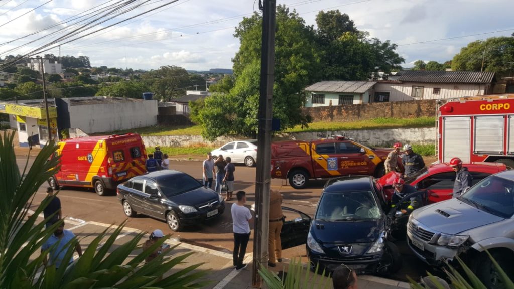 Colisão de trânsito envolve quatro veículos e deixa uma pessoa ferida no Bairro Cancelli