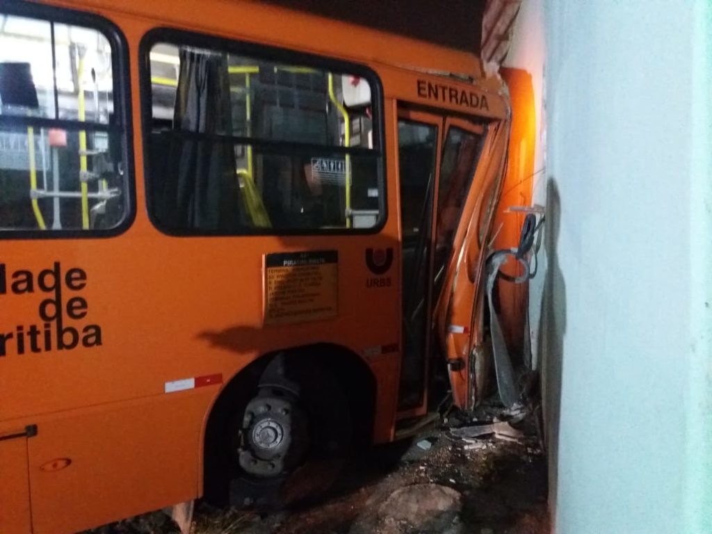 Ônibus tem problemas mecânicos e atinge residência, em Curitiba