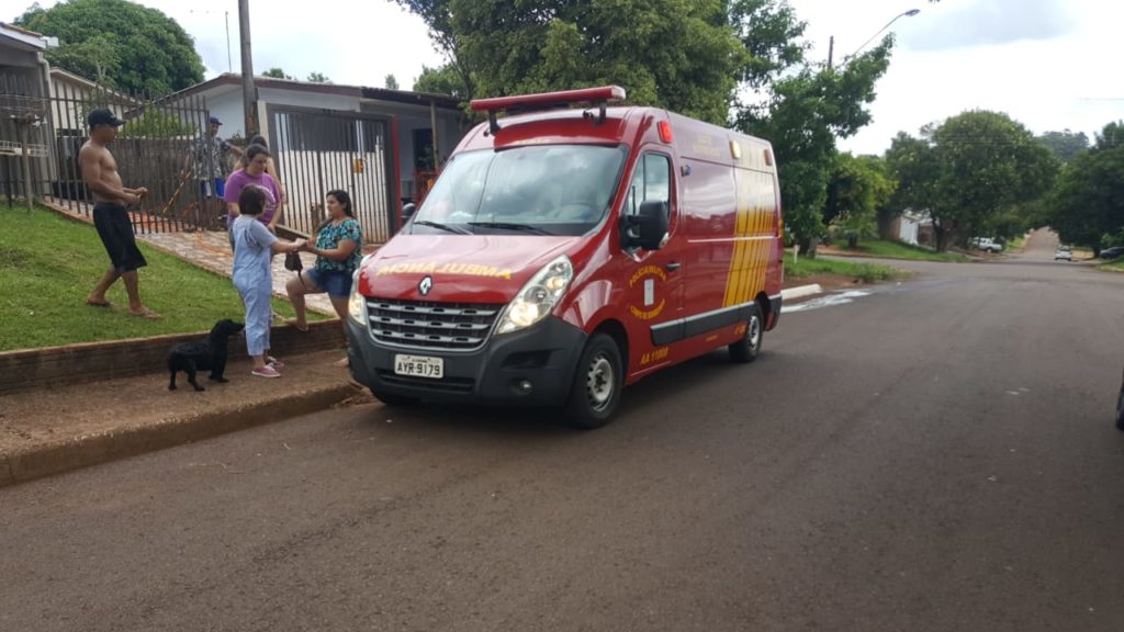 Mulher fratura o nariz ao sofrer queda no Bairro Santos Dumont