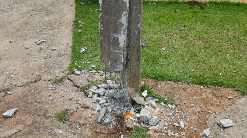 Poste tem base danificada ao ser atingido por carro