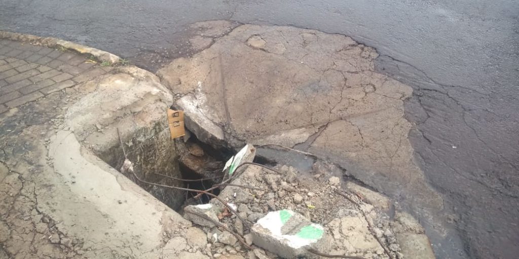 Tampa de bueiro cede e moradores cobram providências no Bairro Pacaembu