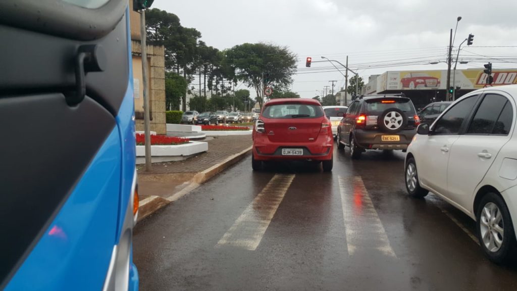 Ônibus e carro batem na Avenida Brasil, no Bairro Pacaembu