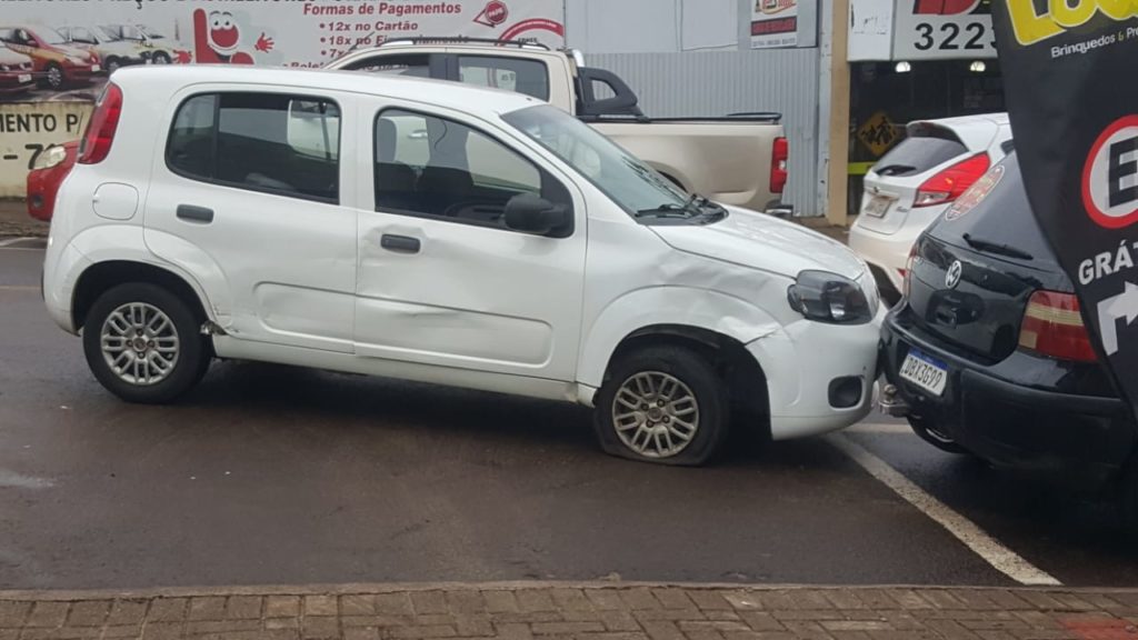 Batida de trânsito envolve três carros e deixa mulher ferida no Centro