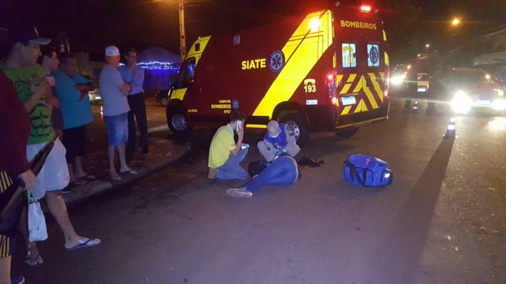 Logo após descer de ônibus, mulher é atingida por carro e fica ferida na Rua Europa