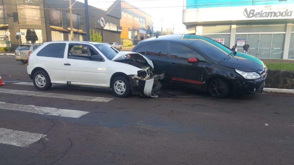 Três veículos se envolvem em acidente na Avenida Carlos Gomes