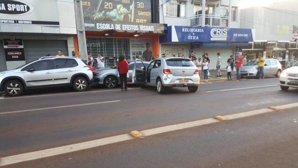 Gol bate contra carro estacionado na Avenida Brasil, no Centro