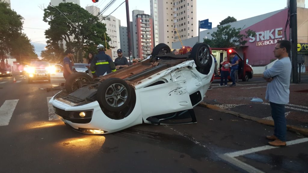 Carro capota em forte colisão na Rua São Paulo, no Centro