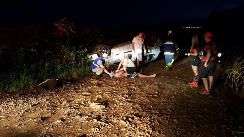 Homem é socorrido ao capotar carro em estrada nas proximidades da PR-486