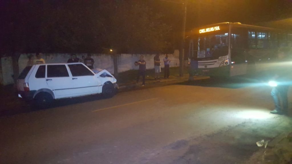 Carro tem a frente destruída ao bater contra ônibus no Turisparque