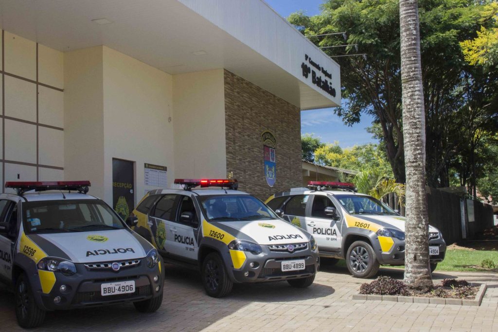 Mulher é detida ao realizar manobras perigosas e derrubar placa de sinalização em Toledo
