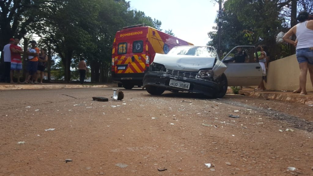 Kadett colide contra Golf estacionado e deixa mulher ferida no Bairro Santa Felicidade
