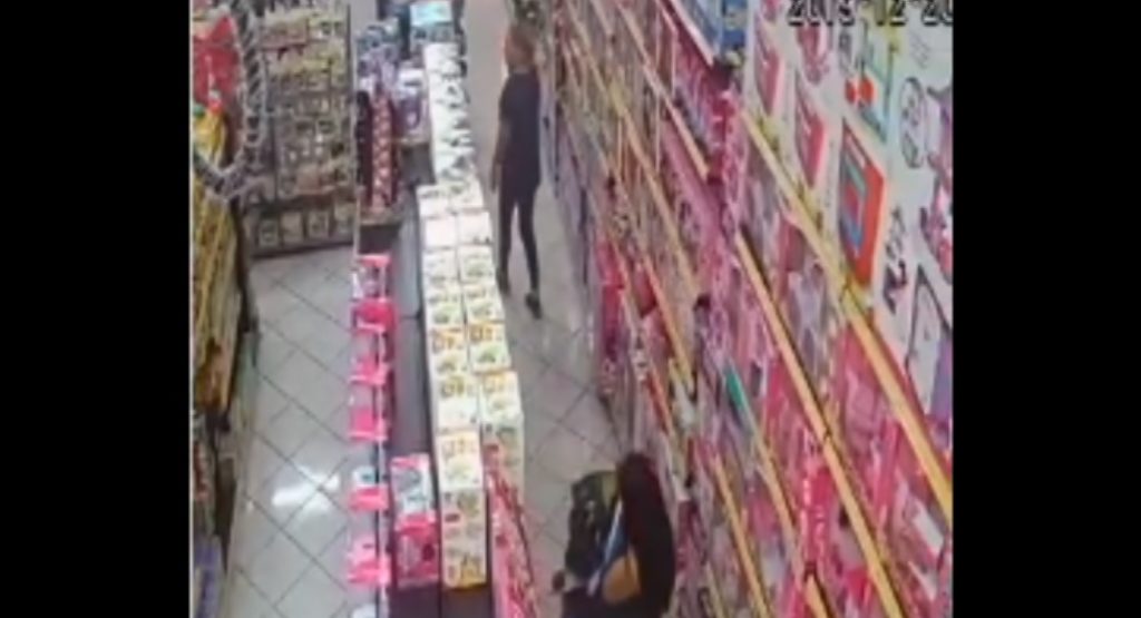 Mulheres furtam boneca Baby Alive e robô do Batman, deixando prejuízo de R$ 1 mil em loja no Centro; Câmeras registraram ação