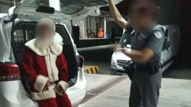 Papai Noel é preso por exibir pornografia para crianças em São José dos Campos Imagem referente a Papai Noel é preso por exibir pornografia para crianças em São José dos Campos