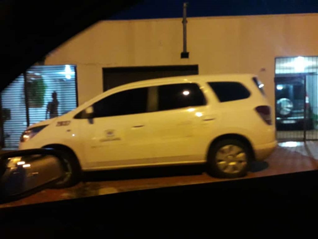 Internauta questiona veículo da prefeitura estacionado em calçada de imóvel, no Bairro Floresta