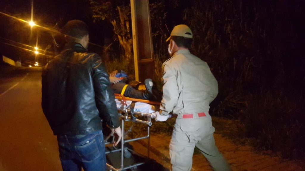 Motociclista tem suspeita de fratura após sofrer queda na Rua Indira Gandhi