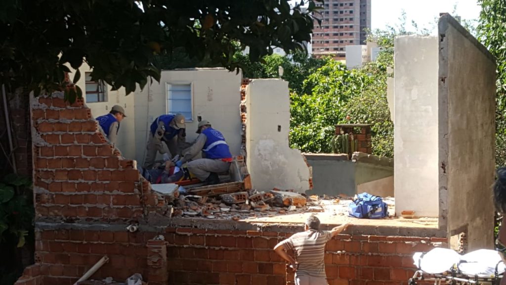 Parede cede e atinge trabalhador na Rua Rio de Janeiro, no Centro